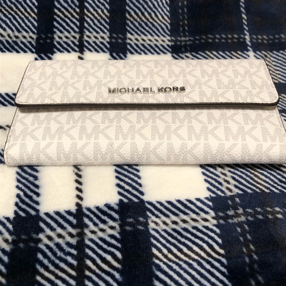 Michael Kors Jet Set Travel Wallet